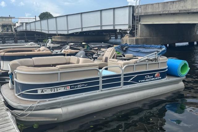 2019 Sun Tracker Party Barge 20 DLX