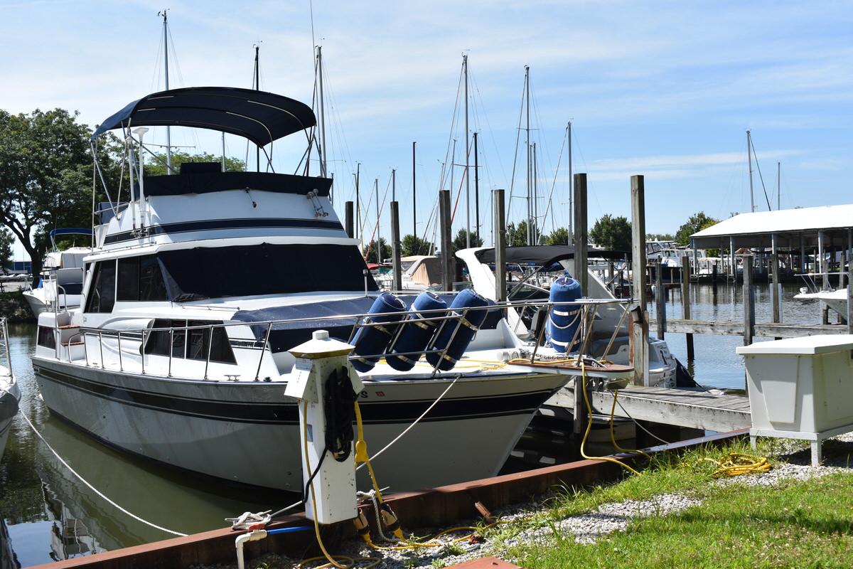 1985 Marinette 39 Double Cabin