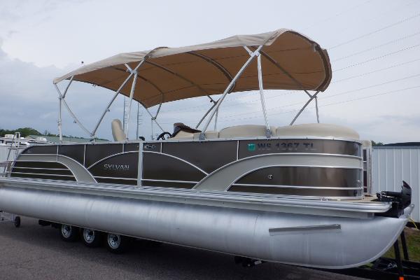 Sylvan Mirage Cruise 8524 DLZ LE 2018 Sylvan Mirage Cruise 8524 DLZ LE pontoon boat with canopy, parked on trailer.