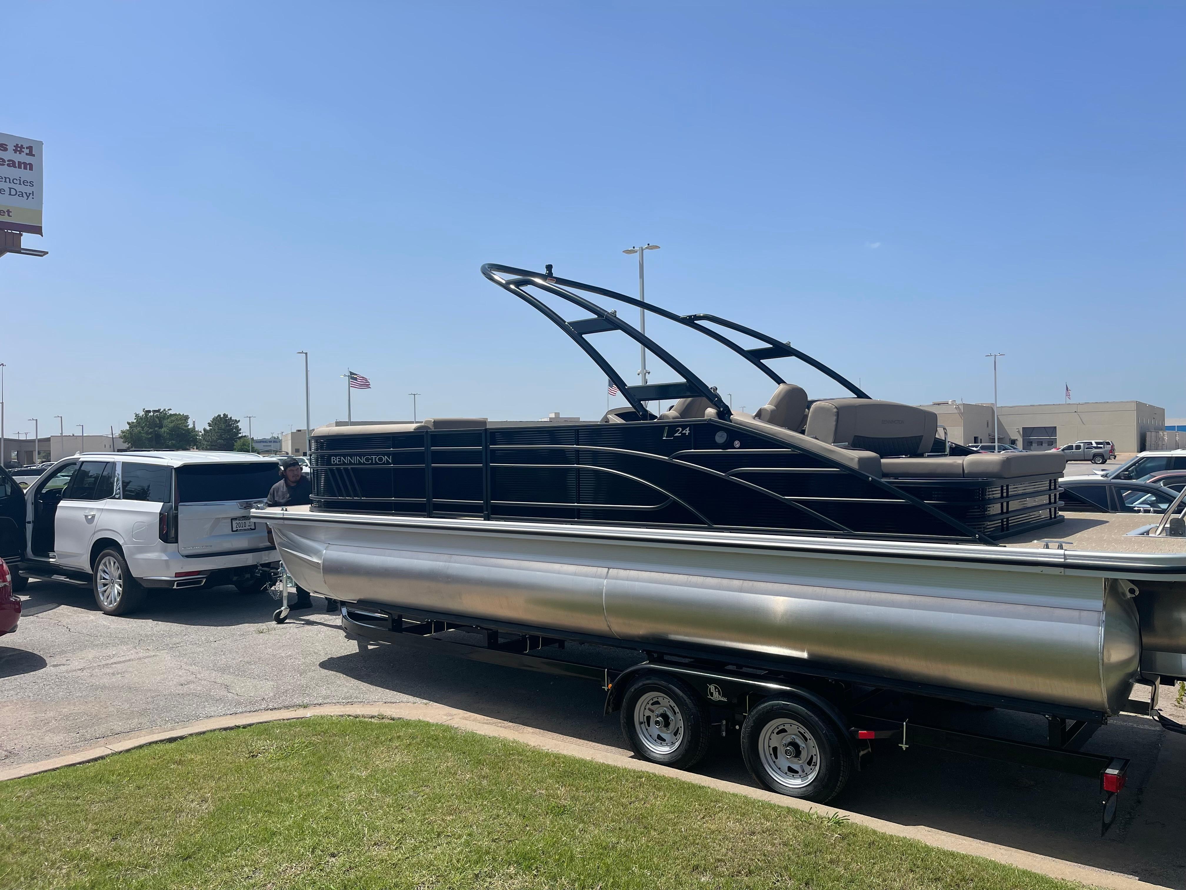 2022 Bennington L 24 Swingback