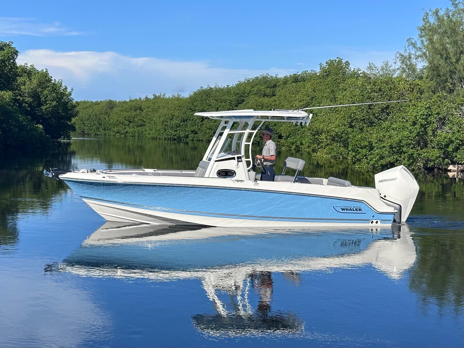 2026 Boston Whaler 230 Outrage