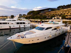 Mochi Craft 22.5 Axis Luxury 2003 Mochi Craft 22.5 Axis yacht docked in a scenic marina.