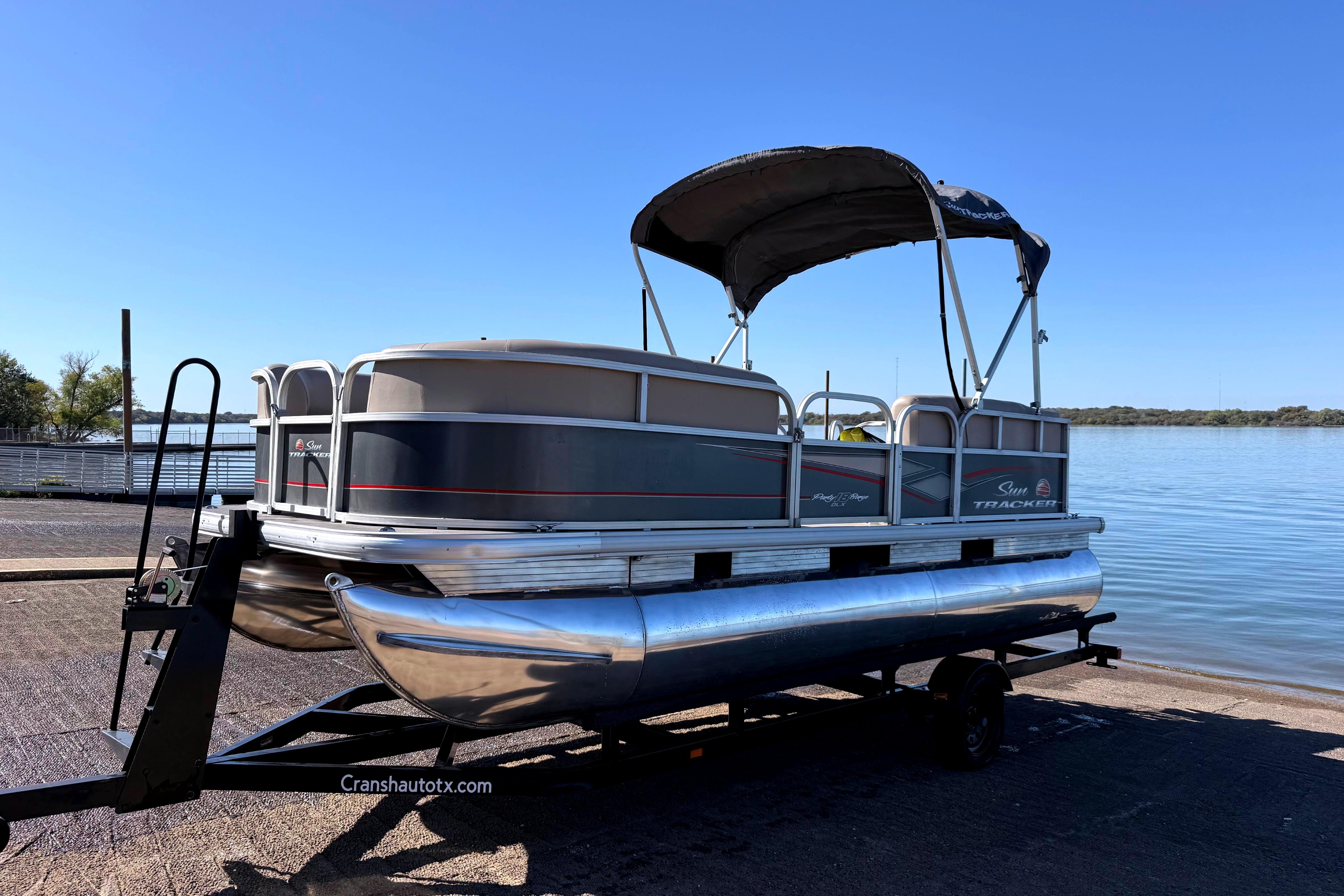 2018 Sun Tracker Party Barge 18 DLX