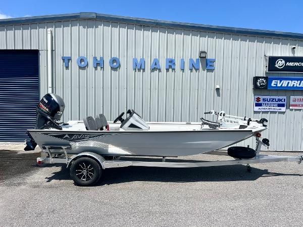 Avid 18SC Rouge 2025 Avid 18SC Rouge boat at Toho Marine dealership.