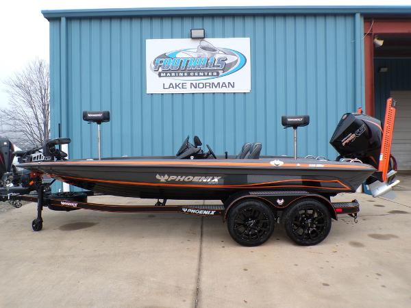 Phoenix 920 Elite 2025 Phoenix 920 Elite boat at Foothills Marine Center, Lake Norman.