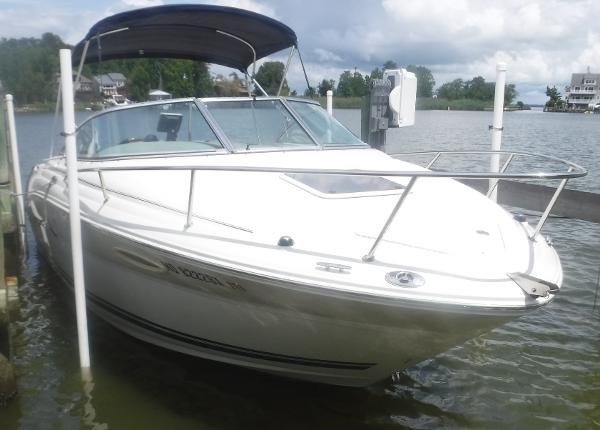 Sea Ray 225 Weekender Starboard Bow View