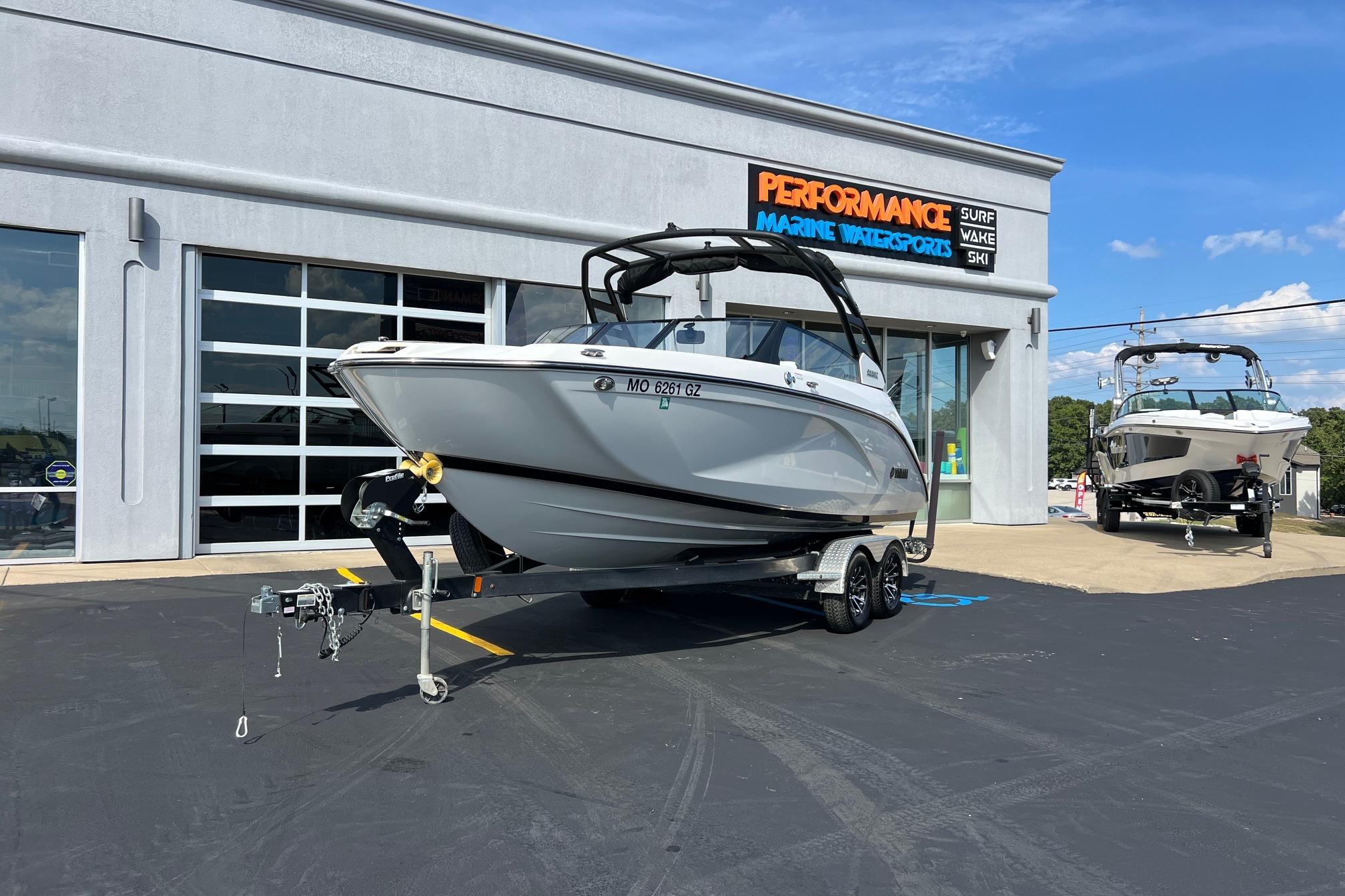 Yamaha Boats 222SE 2024 Yamaha Boats 222SE displayed at Performance Marine Watersports dealership.