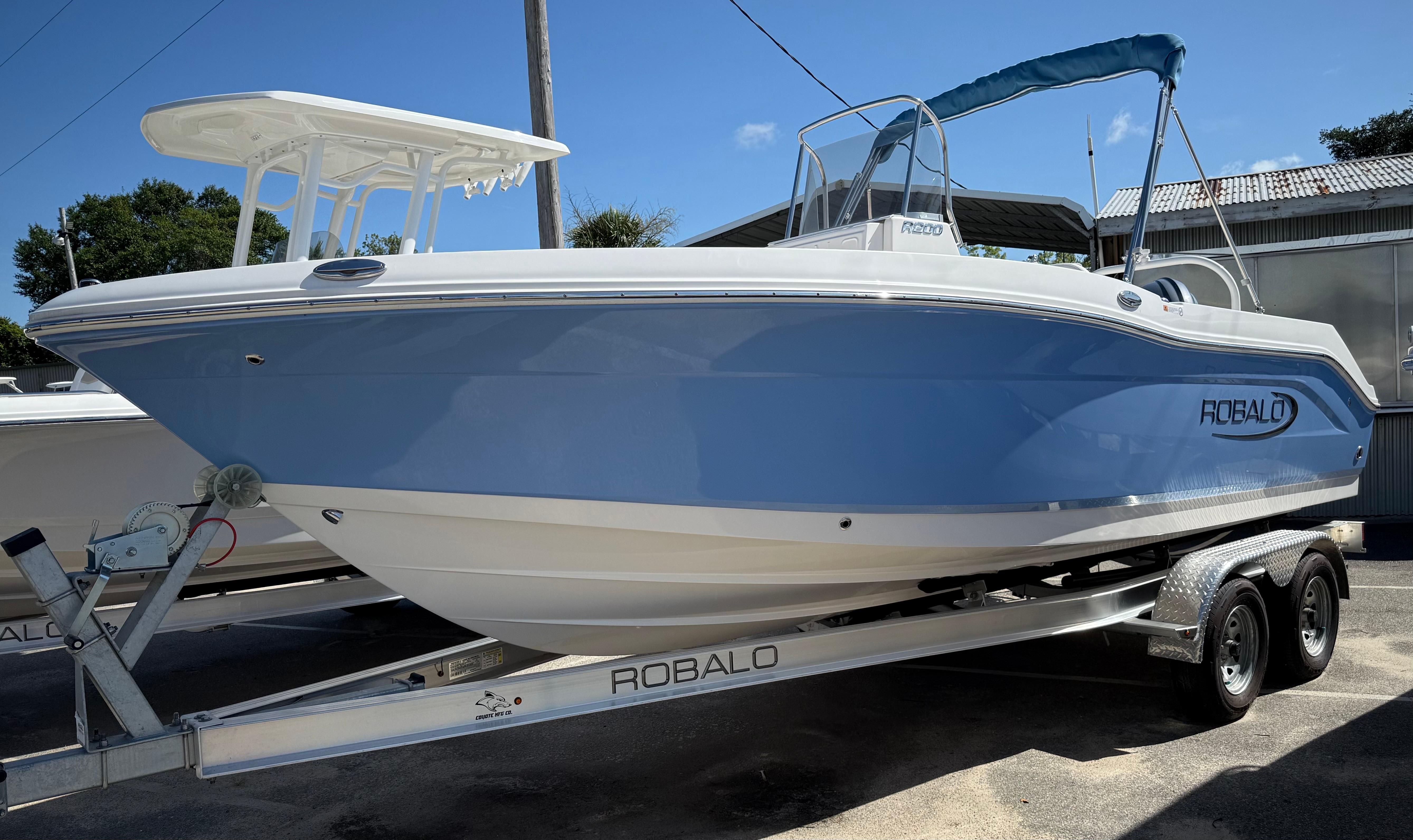 2025 Robalo R200 Center Console