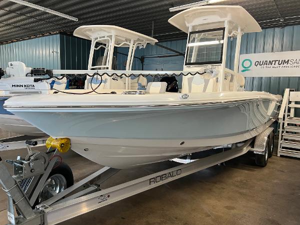 Robalo 246 Cayman 2023 Robalo 246 Cayman boat on a trailer in a showroom.