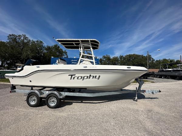 Bayliner Trophy CC22 2024 Bayliner Trophy CC22 boat on a trailer under a clear blue sky.
