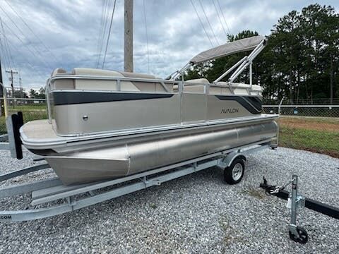 Avalon Venture 19 Quad Lounger