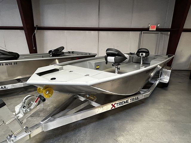 XTREME BOATS CLASSIC 1854SS 2026 XTREME BOATS CLASSIC 1854SS on trailer in showroom, featuring sleek design and dual seats.