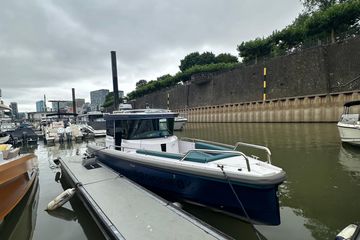 2022 Axopar 28 Cabin - Wetbar