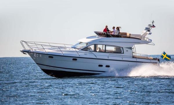 Nimbus 405 Flybridge Nimbus 405 Flybridge 2025 yacht cruising on open water with Swedish flag.