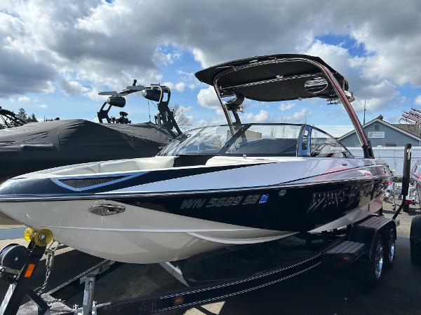 Malibu Wakesetter 20 VTX 2013 Malibu Wakesetter 20 VTX boat on trailer under cloudy sky.