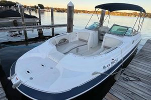 Four Winns 264 Funship 2002 Four Winns 264 Funship boat docked on a serene lake.