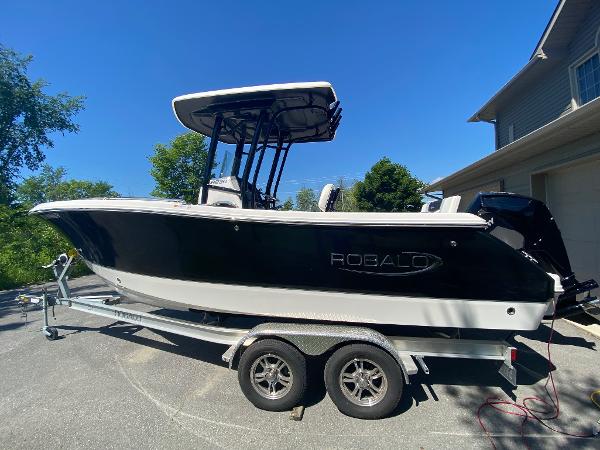 2022 Robalo R230 Center Console