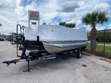 2026 Sun Tracker Party Barge 18 DLX