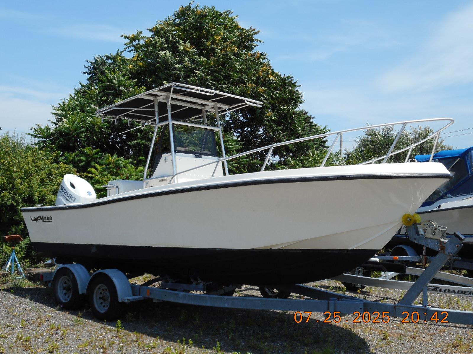 Mako 22 CC 1992 Mako 22 CC boat on trailer, outdoors, with Suzuki engine.
