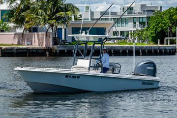 2004 Everglades 243 Center Console