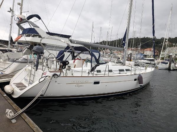 Beneteau Oceanis Clipper 423 2004 Beneteau Oceanis Clipper 423 sailboat docked in a marina.