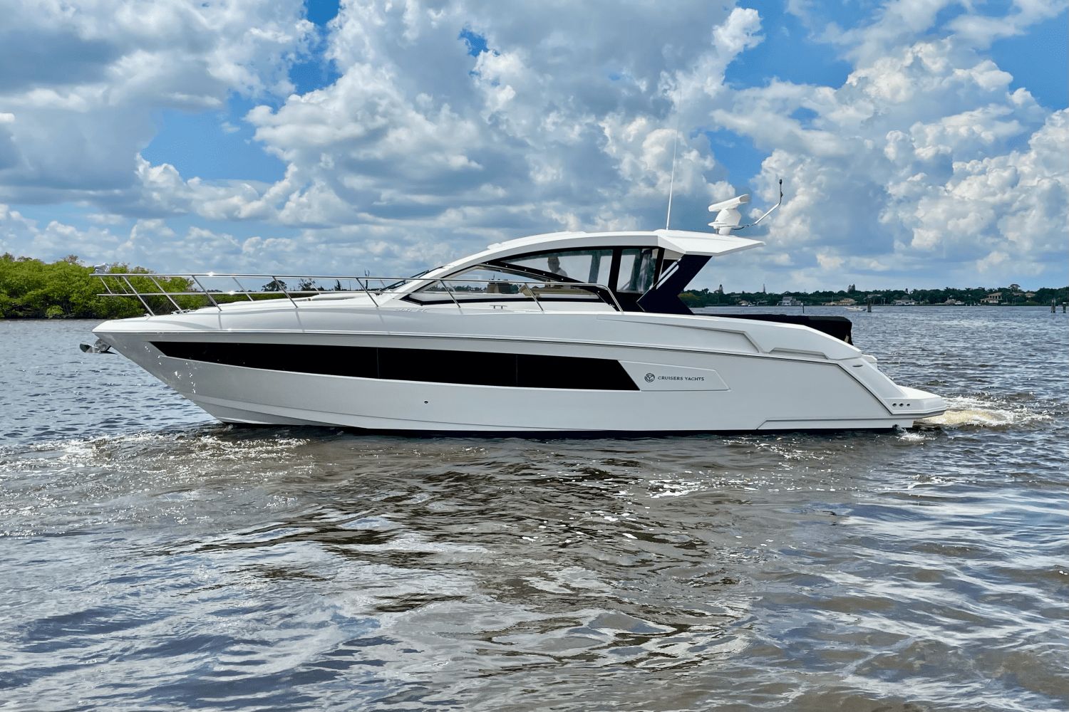 2016 Cruisers Yachts 390 EXPRESS COUPE - DIESEL