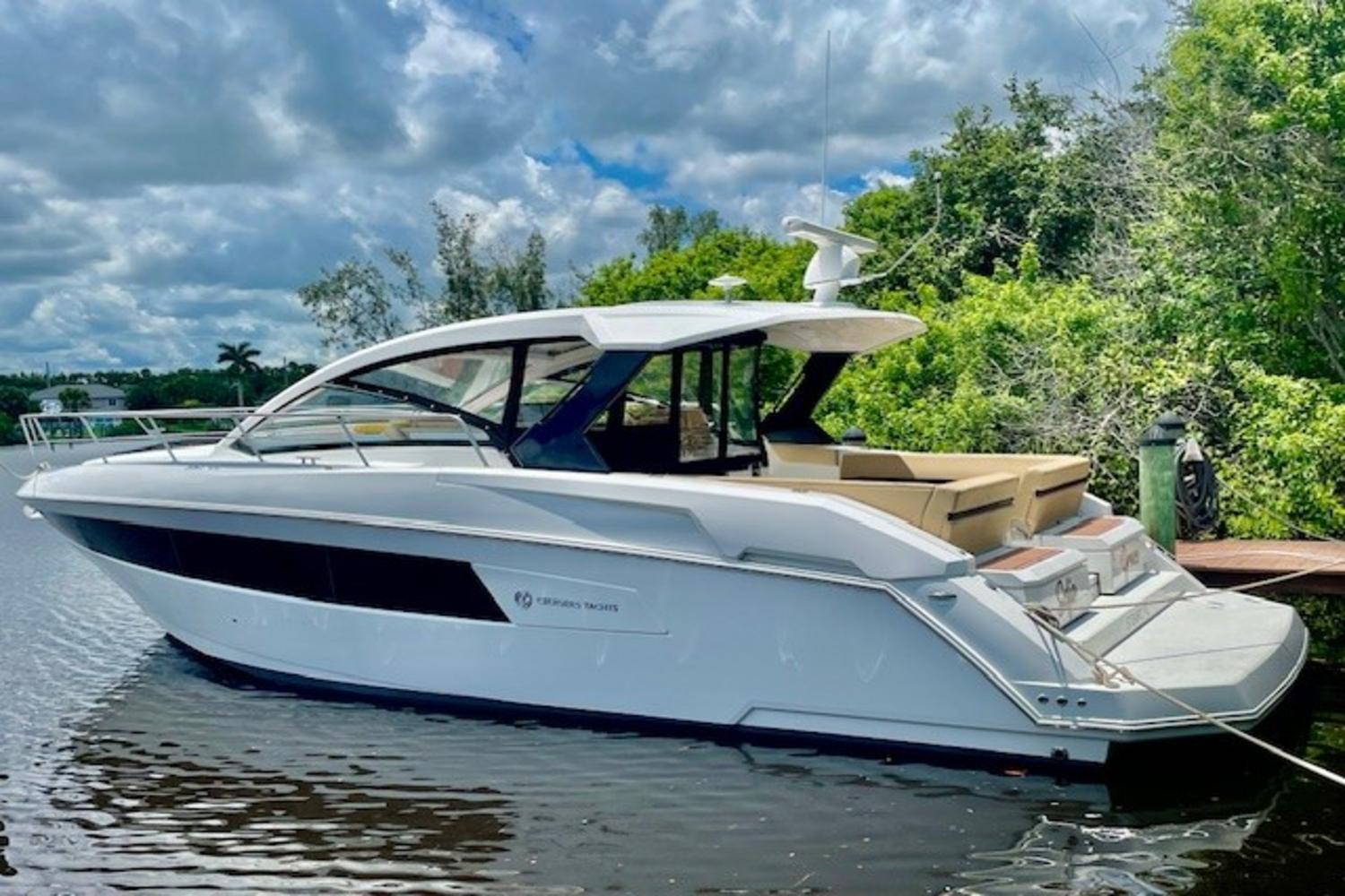 2016 Cruisers Yachts 390 EXPRESS COUPE - DIESEL