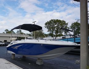 Hurricane Sundeck Sport 218 OB
