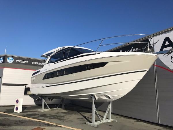 Jeanneau Leader 33 Review - boats.com