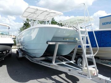 2025 Twin Vee 240 Center Console STX