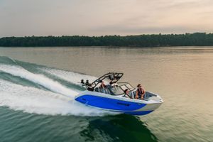 Yamaha Boats 222XD 2024 Yamaha Boats 222XD speeding on a lake with passengers.