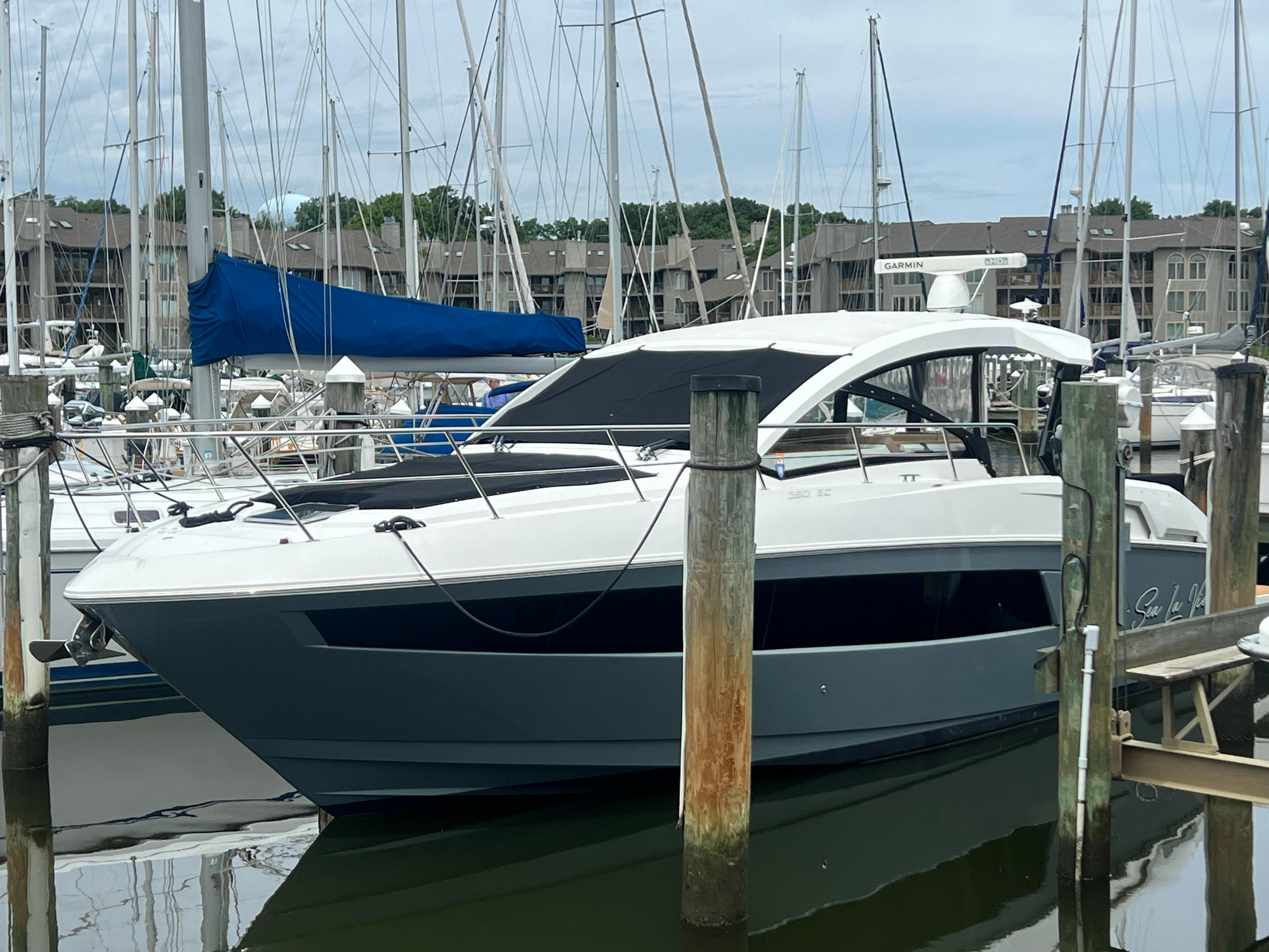 2017 Cruisers Yachts 39 Express Coupe