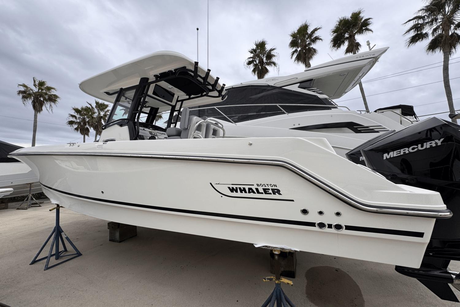 2025 Boston Whaler 250 Outrage