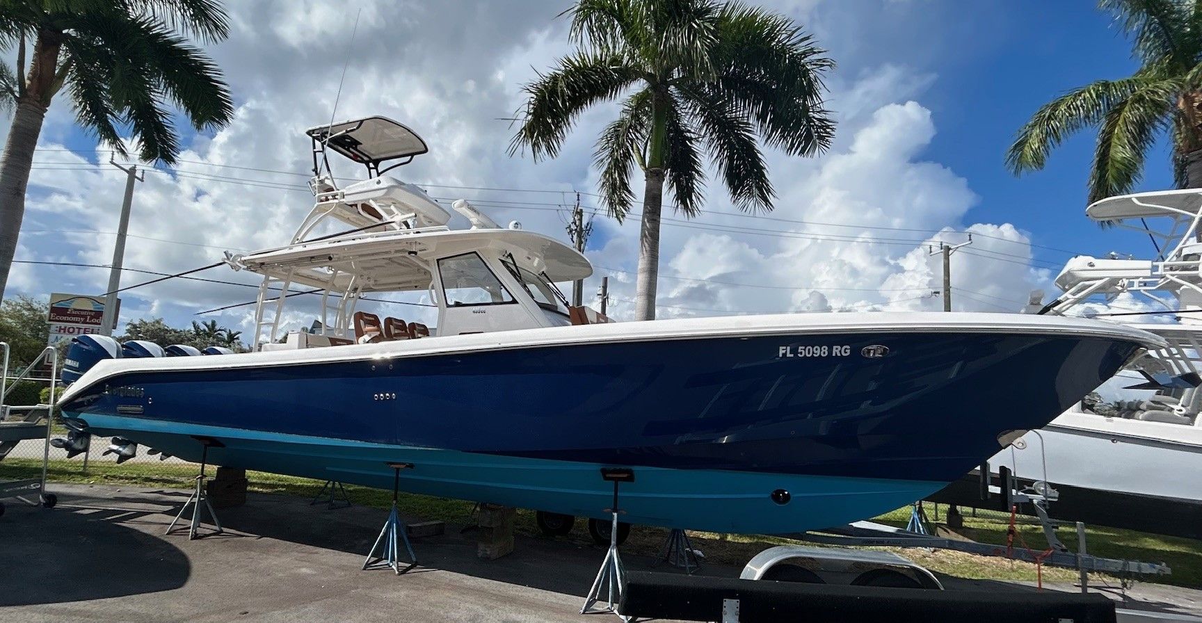 2017 Everglades 435 Center Console