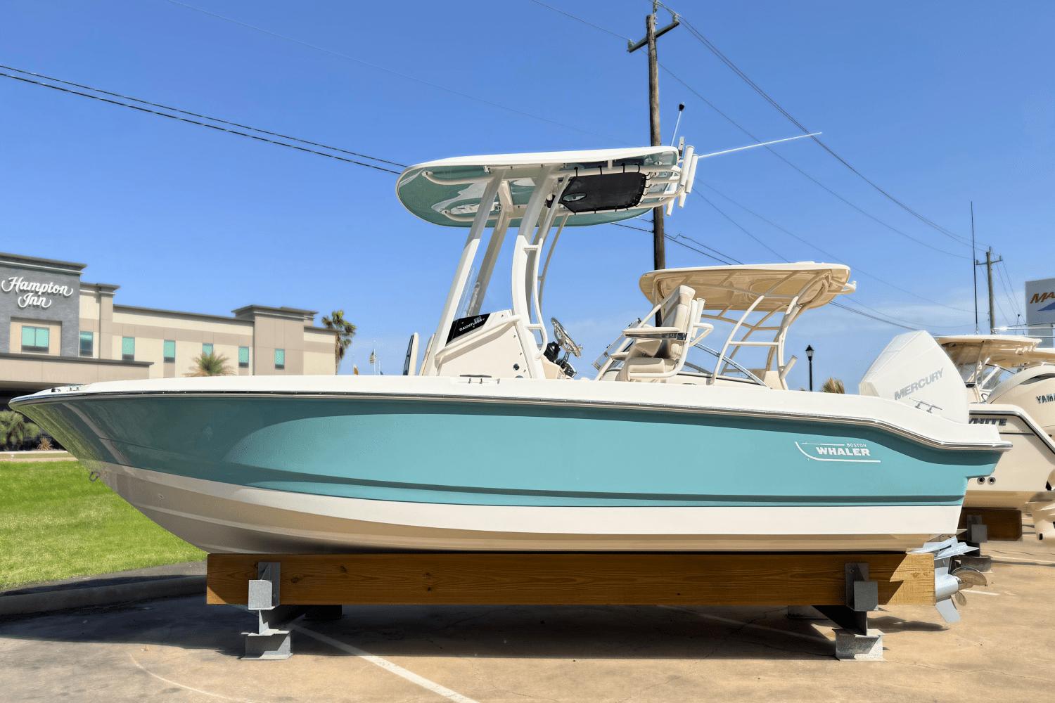 2025 Boston Whaler 220 Dauntless