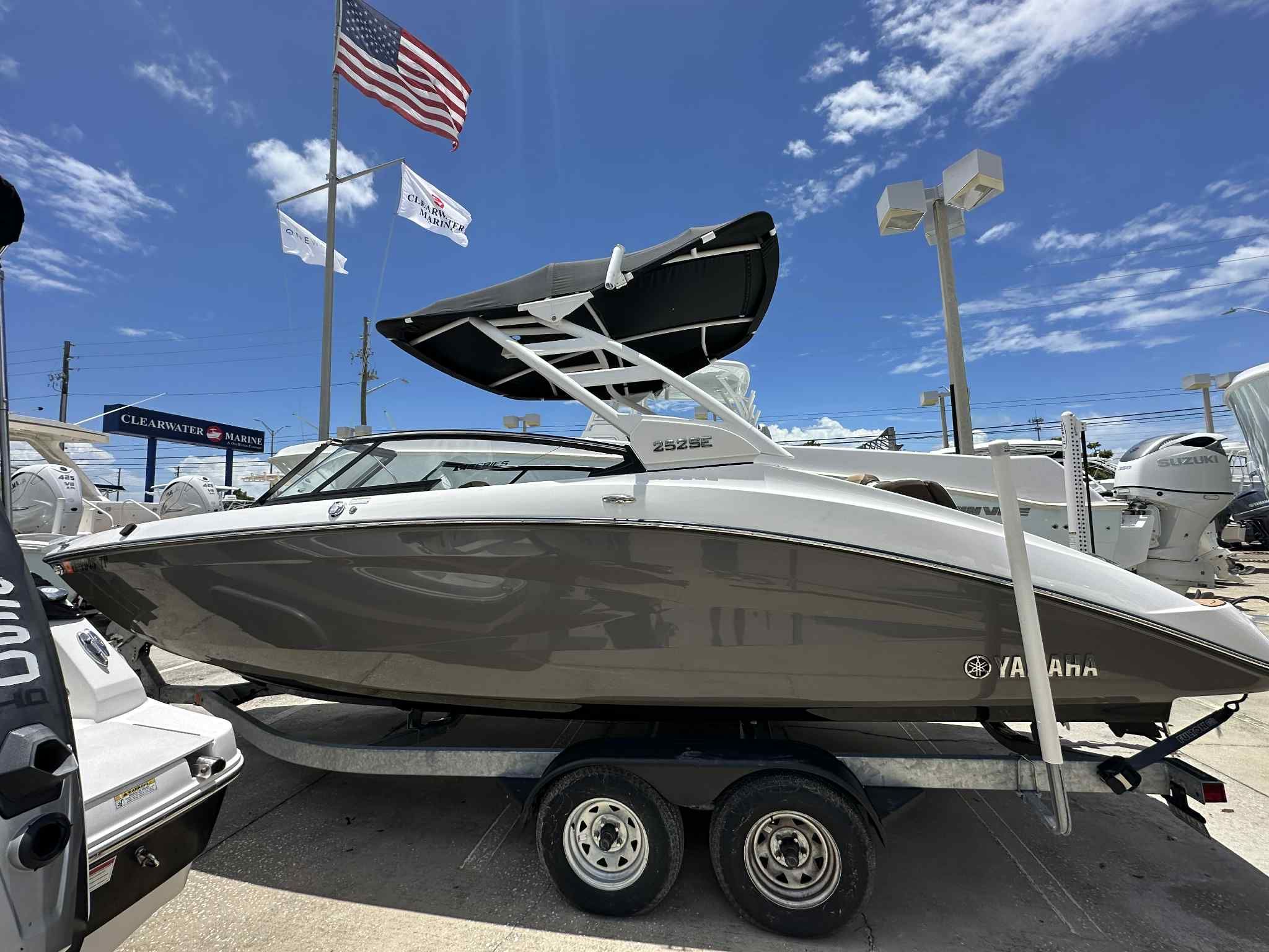 2023 Yamaha Boats 252 SE