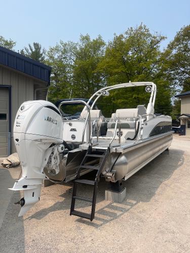 Avalon 2585 Catalina Quad Lounger Shift 2025 Avalon 2585 Catalina Quad Lounger Shift pontoon boat with Yamaha outboard motor, parked outdoors.