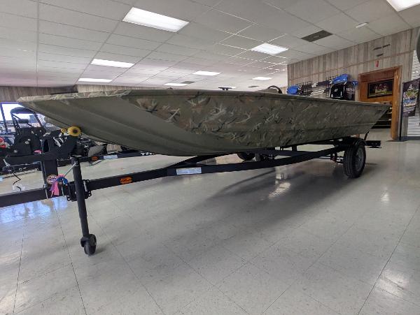 Tracker Grizzly 1648 SC 2025 Tracker Grizzly 1648 SC boat on trailer in showroom setting.