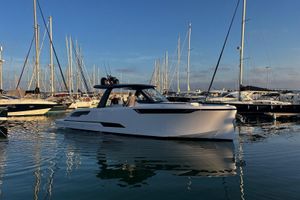 Level 43 ST 2025 Level Yachts 43 ST in marina, sleek design, calm waters, clear sky.