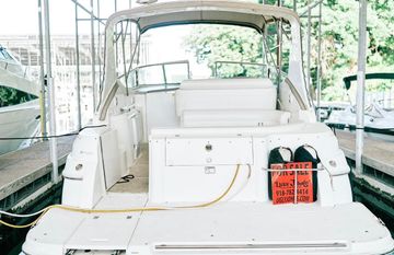 2001 Cruisers Yachts 3075 Express