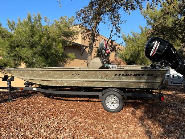 Tracker Grizzly 1648 SC 2024 Tracker Grizzly 1648 SC boat with Mercury outboard motor on trailer.