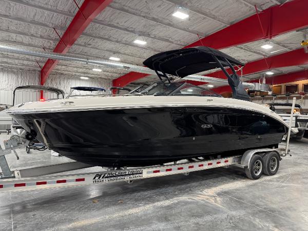 Sea Ray 270 SDX 2018 Sea Ray 270 SDX boat on trailer in indoor storage facility.