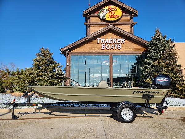 Tracker Grizzly 1754 SC 2024 Tracker Grizzly 1754 SC boat outside Bass Pro Shops.