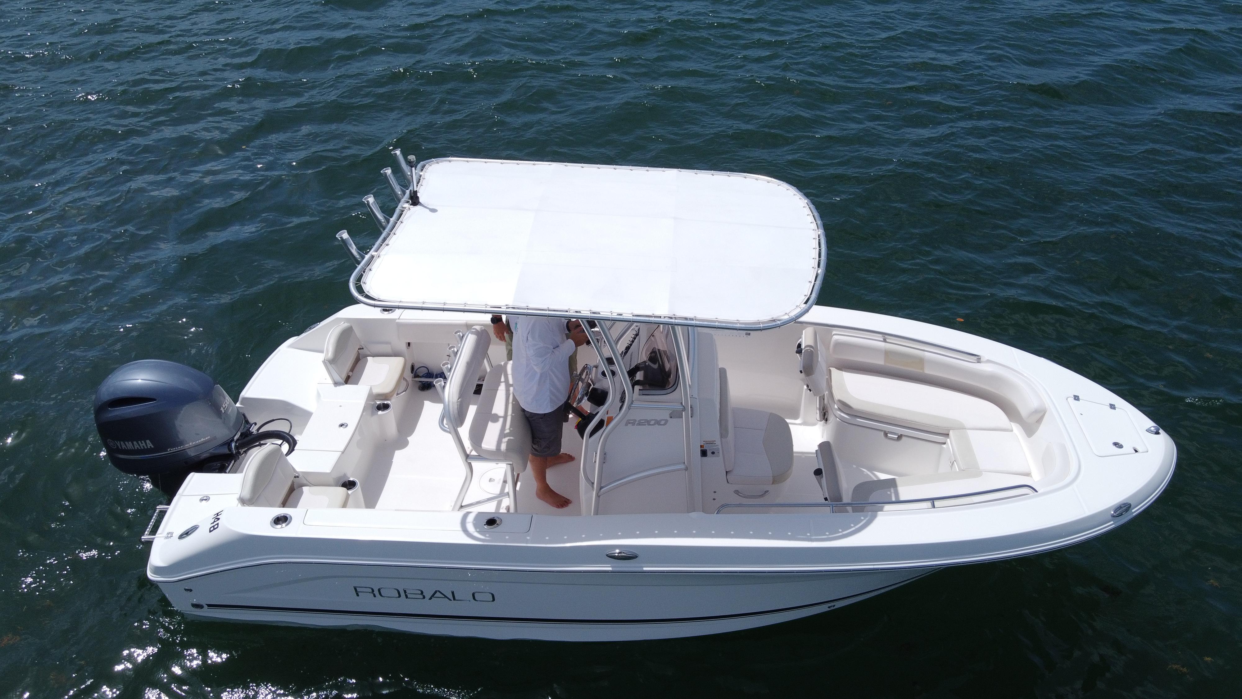 2017 Robalo R200 Center Console