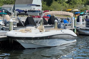 2017 Hurricane SunDeck Sport 203 OB