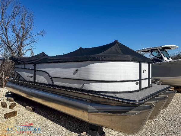 Crest Classic Platinum 240 SLC 2023 Crest Classic Platinum 240 SLC pontoon boat with black cover.