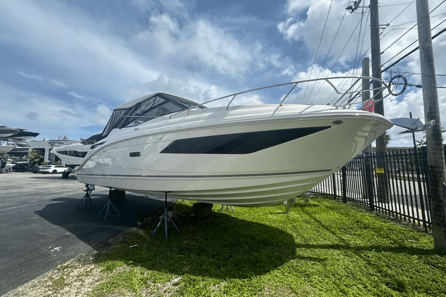 2025 Sea Ray Sundancer 320 Outboard