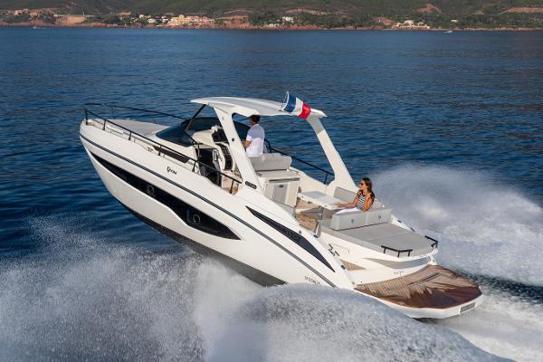 FIM 340 Regina IB 2025 FIM 340 Regina IB yacht cruising swiftly on open water.