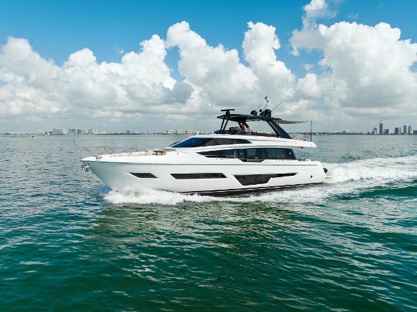 A FERRETTI 251U021716140199 関税送料込 Ferretti Yachts: Models, Price Lists & Sales - itBoat