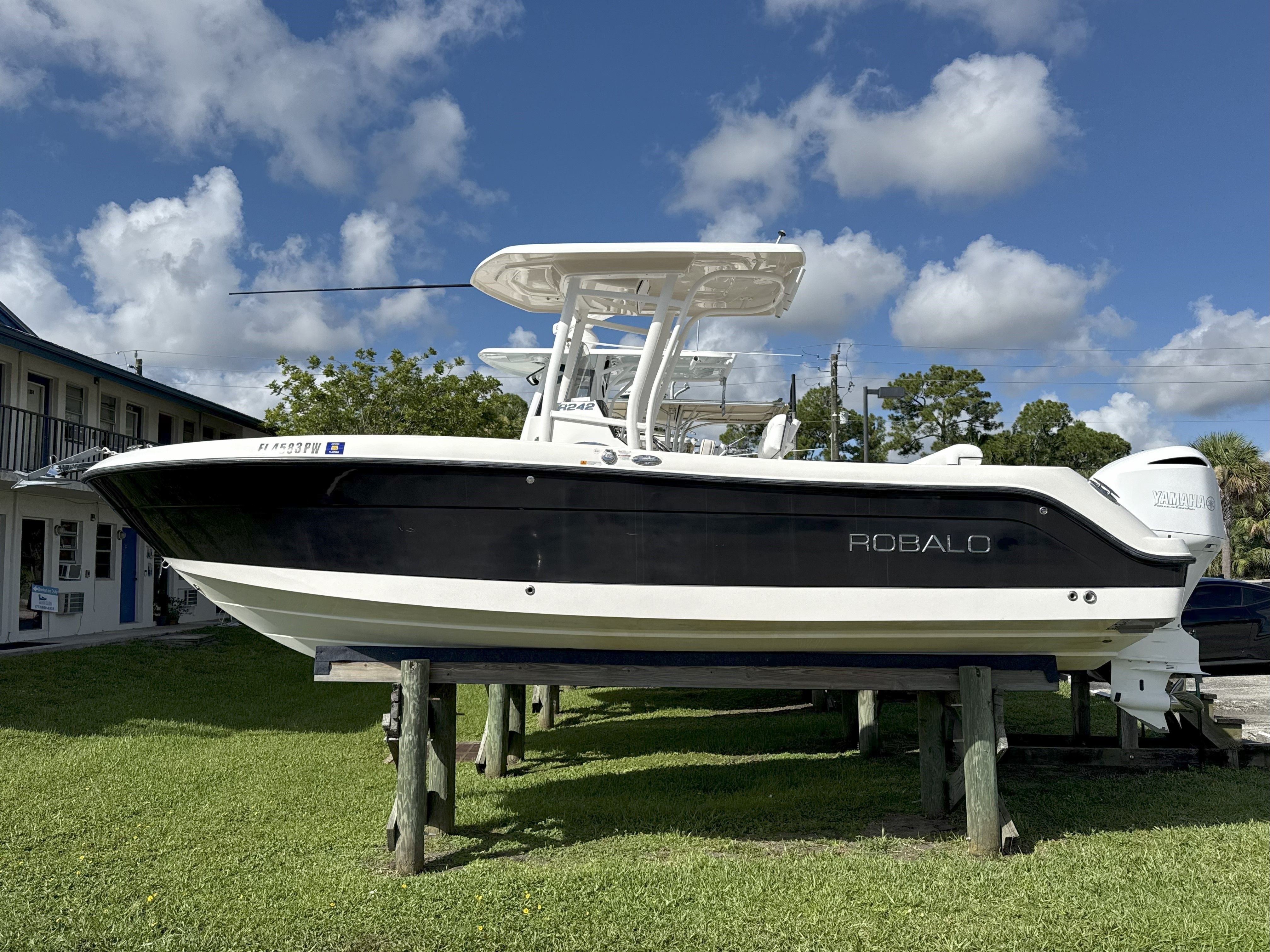2015 Robalo R240